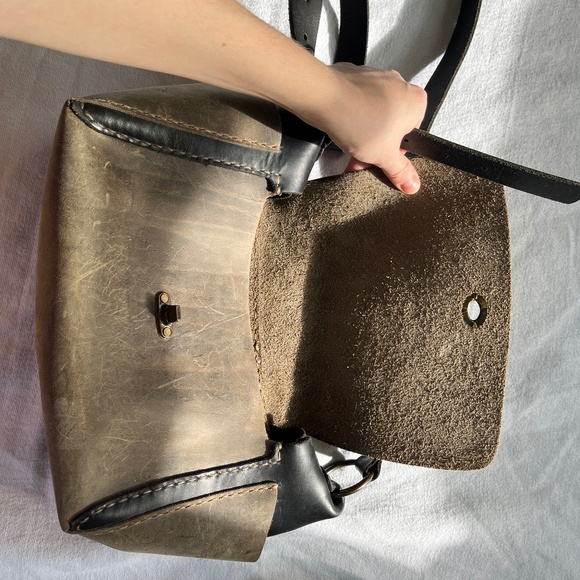 Vintage Beige Leather Bag with a bonus Belt - Picture 5 of 7